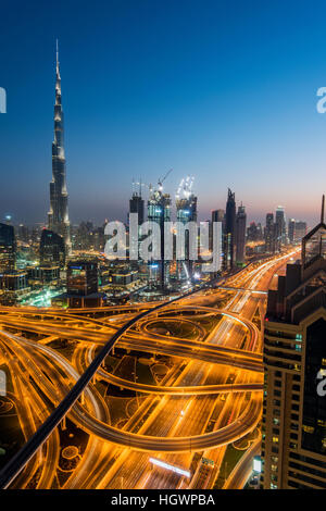 Die Skyline Nacht Innenstadt mit Wolkenkratzer Burj Khalifa und Kreuzung Sheikh Zayed Road, Dubai, Vereinigte Arabische Emirate Stockfoto