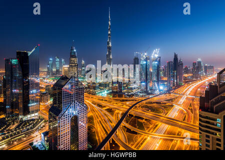 Die Skyline Nacht Innenstadt mit Wolkenkratzer Burj Khalifa und Kreuzung Sheikh Zayed Road, Dubai, Vereinigte Arabische Emirate Stockfoto