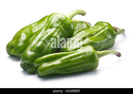 Friggitelli, ein Haufen von toskanischen oder Griechisch milde Paprika, genannt Peperoncini in den USA (Capsicum Annuum). Schneidepfad, Schatten getrennt Stockfoto