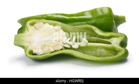Friggitello, eine einzige halbiert toskanischen oder Griechisch milder Pfeffer, Peperoncino in den USA (Capsicum Annuum) genannt. Schneidepfad, Schatten getrennt Stockfoto