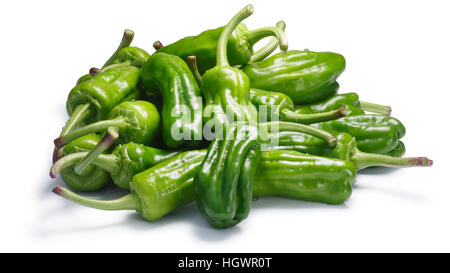 Friggitelli, ein Haufen von toskanischen oder Griechisch milde Paprika, genannt Peperoncini in den USA (Capsicum Annuum). Schneidepfad, Schatten getrennt Stockfoto