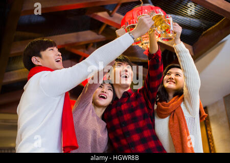Junge Freunde, toasten für Chinese New year Stockfoto