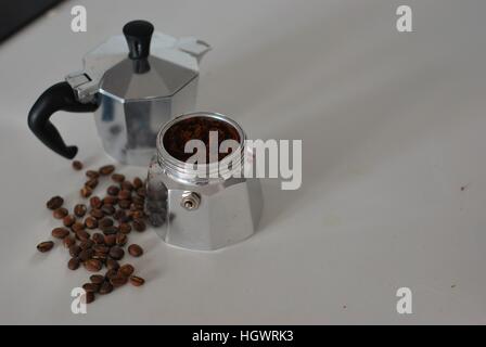 Bialetti Moka Kaffee Pott geteilt in zwei Hälften, gefüllt mit Kaffee und bereit, auf den Herd gestellt werden Stockfoto