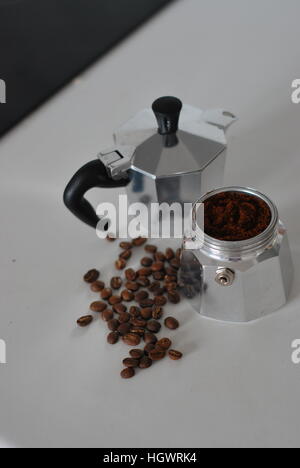 Bialetti Moka Kaffee Pott geteilt in zwei Hälften, gefüllt mit Kaffee und bereit, auf den Herd gestellt werden Stockfoto