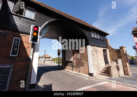 Blick auf He Barbican Mautstelle und Mautbrücke in Sandwich, England. Die Crispin Inn liegt auf der linken Seite. Stockfoto