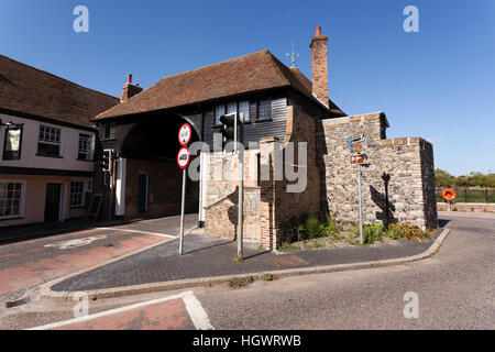 Die Mautstelle der Barbican in Sandwich, England. Die Crispin Inn liegt auf der linken Seite. Stockfoto