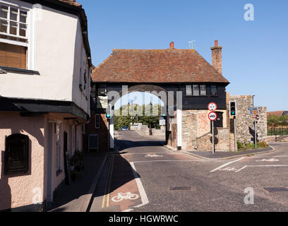 Blick auf He Barbican Mautstelle und Mautbrücke in Sandwich, England. Die Crispin Inn liegt auf der linken Seite. Stockfoto