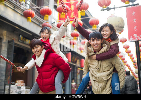 Junge Freunde mit kandierten Haw Beeren feiert Chinesisches Neujahr Stockfoto