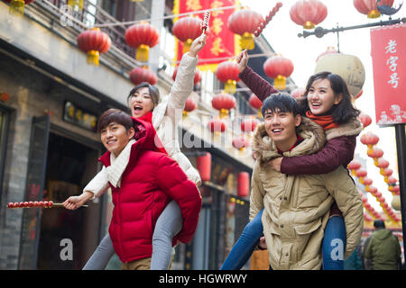 Junge Freunde mit kandierten Haw Beeren feiert Chinesisches Neujahr Stockfoto