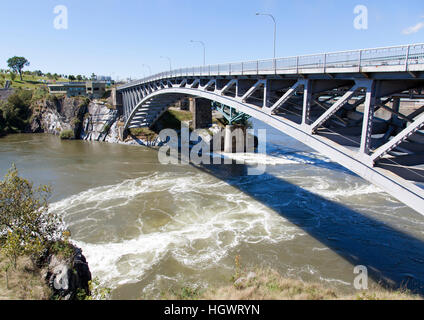 Die Brücke über den St. John River, die unter Einfluss von hoher See Gezeiten Stream zweimal täglich (Saint John, New Brunswick) umkehrt. Stockfoto