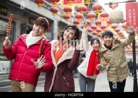 Junge Freunde mit kandierten Haw Beeren feiert Chinesisches Neujahr Stockfoto