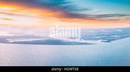 Westliche Dwina mündet in die Ostsee. Fluss trennt den Norden und Kurzeme Bezirk von Riga, Lettland. Blick vom Flugzeug. Sonnenuntergang Sonnenaufgang Ov Stockfoto