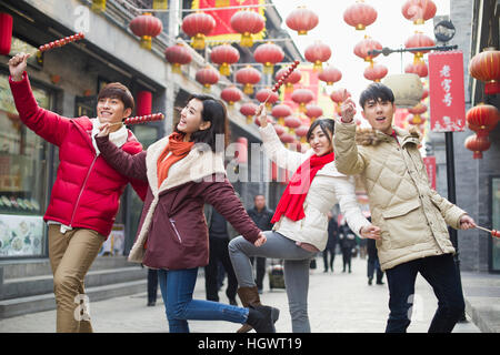 Junge Freunde mit kandierten Haw Beeren feiert Chinesisches Neujahr Stockfoto