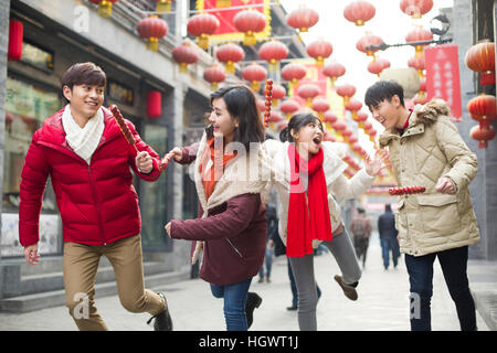 Junge Freunde mit kandierten Haw Beeren feiert Chinesisches Neujahr Stockfoto