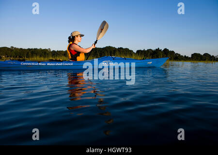 Eine Frau Kajaks im Fluss schwarz Hall in der Nähe der Mündung des Connecticut River in Old Lyme, Connecticut. Stockfoto