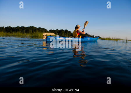 Eine Frau Kajaks im Fluss schwarz Hall in der Nähe der Mündung des Connecticut River in Old Lyme, Connecticut. Stockfoto