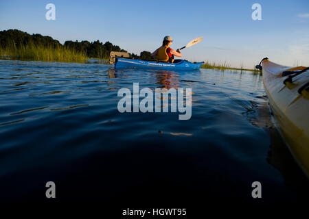 Eine Frau Kajaks im Fluss schwarz Hall in der Nähe der Mündung des Connecticut River in Old Lyme, Connecticut. Stockfoto