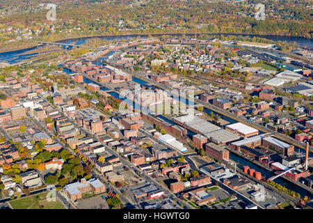 Der Connecticut River als es durchfließt Holyoke, Massachusetts.  Holyoke Kanäle. Stockfoto