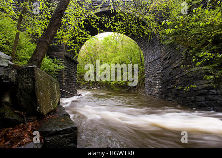 Keystone-Bogen auf der West Branch des Westfield River, Chester, Massachusetts.  Keystone-Bogen-Brücken-Trail.  Frühling. Stockfoto