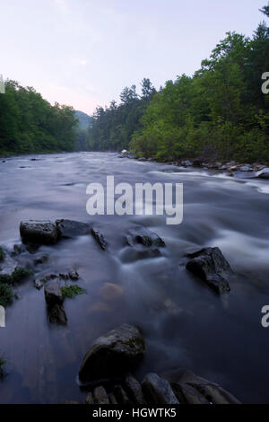 Niederlassung West des Flusses Westfield in Chesterfield, Massachusetts. Knapp unterhalb der Chesterfield-Schlucht. Stockfoto