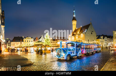 Schöner Zug für Besichtigungen in der Nähe von traditionellen Weihnachten Markt auf dem Rathausplatz - Raekoja Plats In Tallinn, Estland. Weihnachtsbaum und Handel Stockfoto