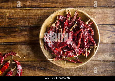 Kashmiri Chilischoten auf eine Holzoberfläche Stockfoto