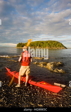 Ein Kajakfahrer in der Porcupine-Inseln im Maines Acadia National Park.  Bar Harbor. Stockfoto