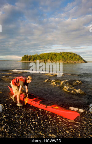 Ein Kajakfahrer in der Porcupine-Inseln im Maines Acadia National Park.  Bar Harbor. Stockfoto