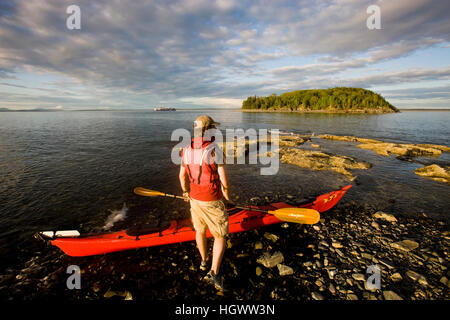 Ein Kajakfahrer in der Porcupine-Inseln im Maines Acadia National Park.  Bar Harbor. Stockfoto