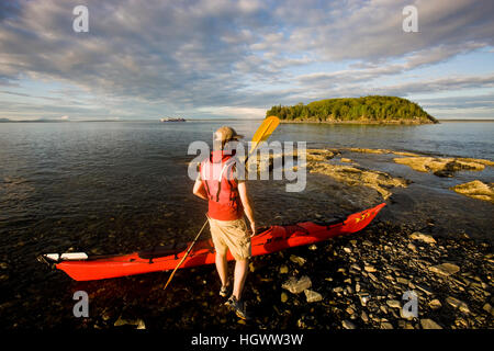 Ein Kajakfahrer in der Porcupine-Inseln im Maines Acadia National Park.  Bar Harbor.  -Modell veröffentlicht. Stockfoto