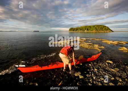 Ein Kajakfahrer in der Porcupine-Inseln im Maines Acadia National Park.  Bar Harbor. Stockfoto