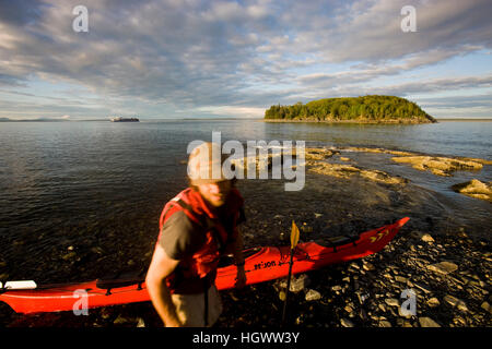 Ein Kajakfahrer in der Porcupine-Inseln im Maines Acadia National Park.  Bar Harbor. Stockfoto