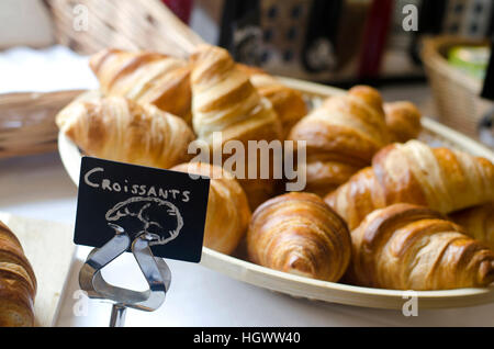 Frisch gebackene Croissants auf einem Buffet-Tisch angezeigt Stockfoto