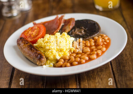 Englisches Frühstück zubereitet frisch Stockfoto