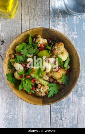 Gebratener Blumenkohl und Haselnuss Salat garniert mit Granatapfelkernen Stockfoto