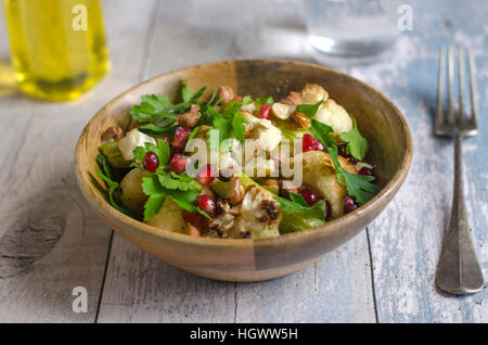 Gebratener Blumenkohl und Haselnuss Salat garniert mit Granatapfelkernen Stockfoto