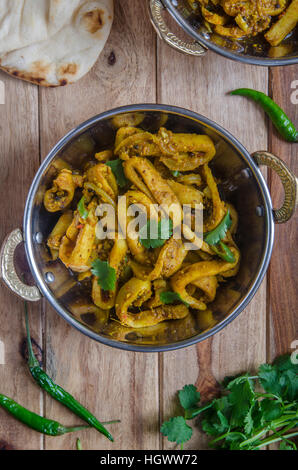 Traditionelle indische Tintenfisch curry mit Chapati-Brot Stockfoto