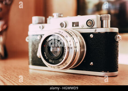 Vintage Filmkamera ist auf hölzernen Regal zu Hause. Gefilterte getönten Fotobild Stockfoto