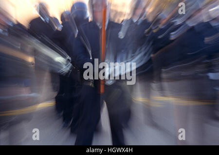 Polizisten in Kampfmontur Stockfoto