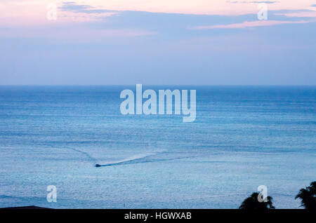 Aruba, Karibik - 28. September 2012: Twilight auf hoher See mit Schifffahrt Boot Silhouette im blauen karibischen Meer in Aruba Stockfoto