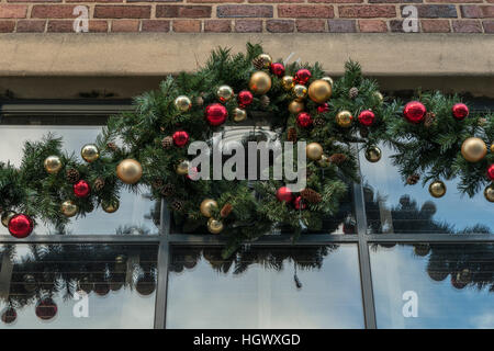 Weihnachtsdeko Kranz auf den Aufbau von Fenster außen, Perth, Schottland, UK, Stockfoto