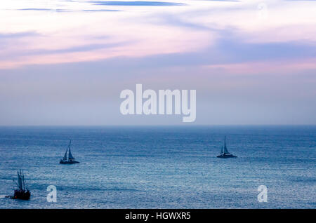 Aruba, Karibik - 28. September 2012: Twilight auf hoher See mit Schifffahrt Boot Silhouette im blauen karibischen Meer in Aruba Stockfoto