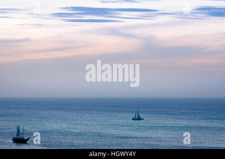 Aruba, Karibik - 28. September 2012: Twilight auf hoher See mit Schifffahrt Boot Silhouette im blauen karibischen Meer in Aruba Stockfoto