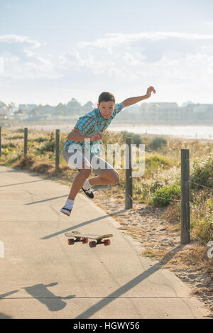 Teenager haben Spaß und Hochsprung mit skateboard Stockfoto