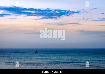 Aruba, Karibik - 28. September 2012: Twilight auf hoher See mit Schifffahrt Boot Silhouette im blauen karibischen Meer in Aruba Stockfoto