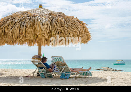 Aruba, Karibik - 28. September 2012: Panorama-Blick auf die Aufnahme von Eagle Beach, Aruba in der Karibik. Stockfoto