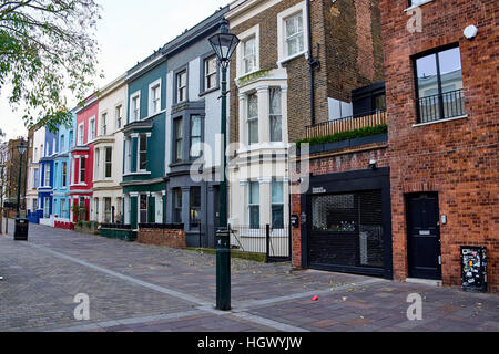 Wohnhäuser mit farbigen Fassaden in der Straße Tavisrock Fußgängerzone in der Nähe von Portobello Road in Notting Hill Stockfoto