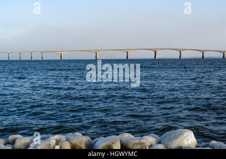 Winter Blick auf Öland-Brücke vom Festland Schweden. Die Brücke verbindet die schwedische Insel Öland mit dem Festland Schweden Stockfoto