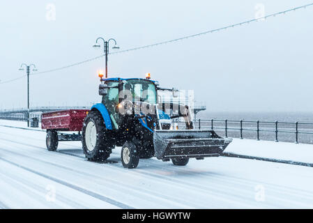 Schneeverhältnissen am Meer in Cleethorpes in Lincolnshire als Schottland und Nordengland wurden in einer Schneedecke bedeckt, während die Ostküste für eine Sturmflut am Freitagmittag verspannt war. Stockfoto