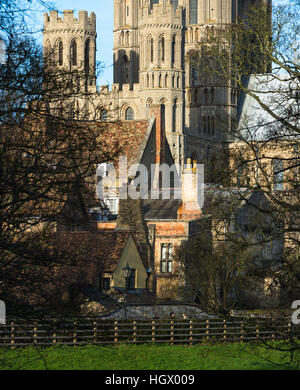 Das Bischofshaus mit dem Dom auf der Rückseite, Ely, Cambridgeshire, England. Stockfoto